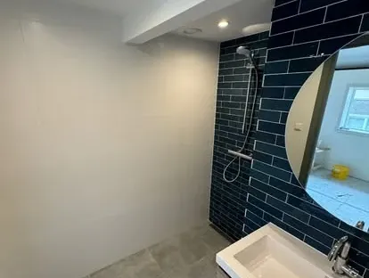 Afgewerkte badkamer na renovatie door KOZ BOUW BV in de regio Den Haag.