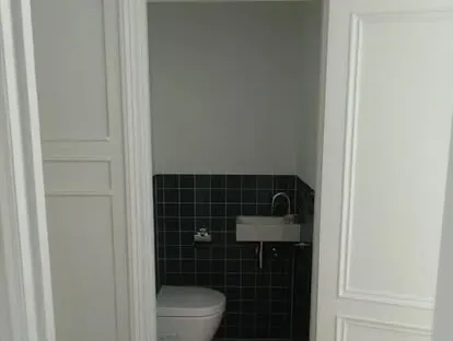 Maatwerk sanitair en tegelwerk in een gerenoveerde badkamer.