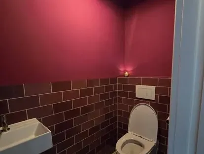 Afgewerkte badkamer na renovatie door KOZ BOUW BV in de regio Den Haag.