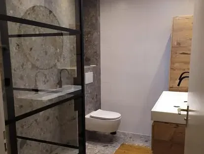 Afgewerkte badkamer na renovatie door KOZ BOUW BV in de regio Den Haag.