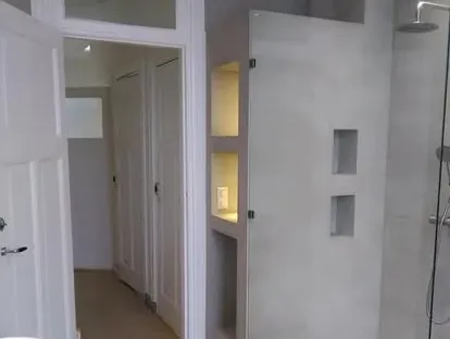 Badkamerrenovatie met zorgvuldig afgestemd sanitair, tegelwerk en verlichting.