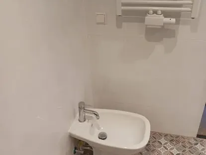 Badkamerrenovatie met zorgvuldig afgestemd sanitair, tegelwerk en verlichting.