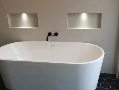 Afgewerkte badkamer na renovatie door KOZ BOUW BV in de regio Den Haag.