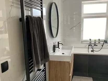 Afgewerkte badkamer na renovatie door KOZ BOUW BV in de regio Den Haag.