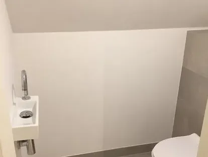Badkamerrenovatie met zorgvuldig afgestemd sanitair, tegelwerk en verlichting.