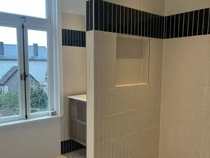Afgewerkte badkamer na renovatie door KOZ BOUW BV in de regio Den Haag.