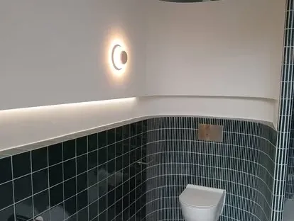 Afgewerkte badkamer na renovatie door KOZ BOUW BV in de regio Den Haag.