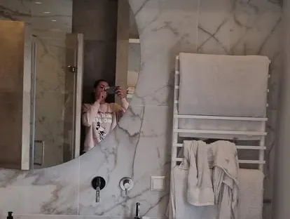Maatwerk sanitair en tegelwerk in een gerenoveerde badkamer.