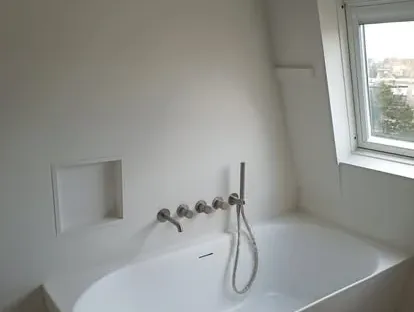 Afgewerkte badkamer na renovatie door KOZ BOUW BV in de regio Den Haag.