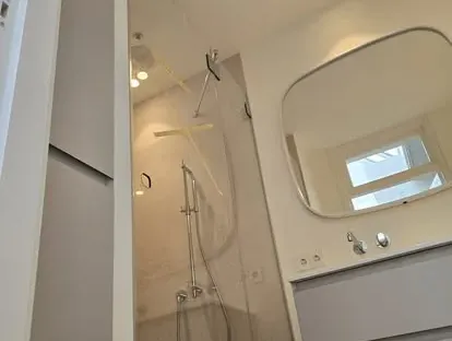 Afgewerkte badkamer na renovatie door KOZ BOUW BV in de regio Den Haag.