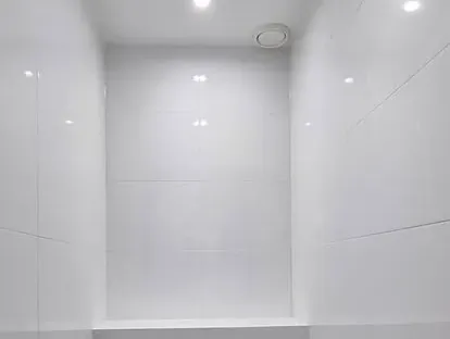 Maatwerk sanitair en tegelwerk in een gerenoveerde badkamer.