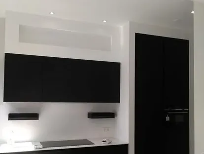 Badkamerrenovatie met zorgvuldig afgestemd sanitair, tegelwerk en verlichting.