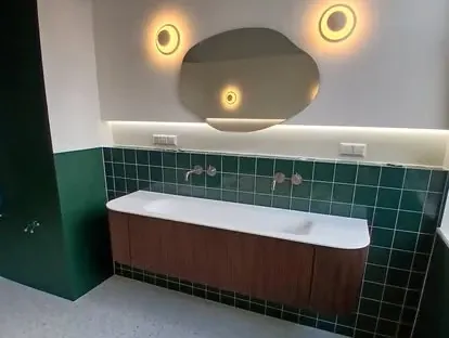 Maatwerk sanitair en tegelwerk in een gerenoveerde badkamer.