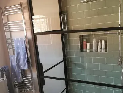Afgewerkte badkamer na renovatie door KOZ BOUW BV in de regio Den Haag.