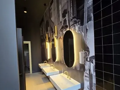 Afgewerkte badkamer na renovatie door KOZ BOUW BV in de regio Den Haag.