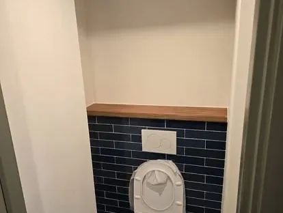Maatwerk sanitair en tegelwerk in een gerenoveerde badkamer.