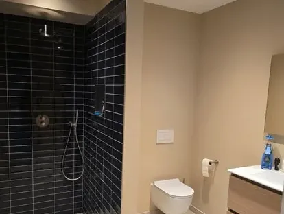 Afgewerkte badkamer na renovatie door KOZ BOUW BV in de regio Den Haag.