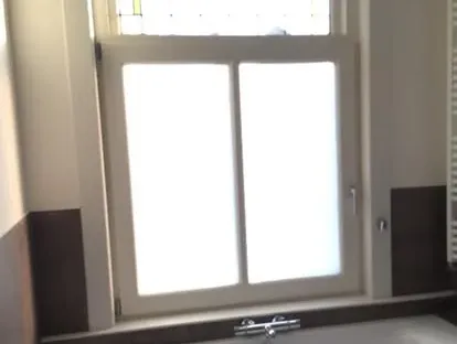 Badkamerrenovatie met zorgvuldig afgestemd sanitair, tegelwerk en verlichting.