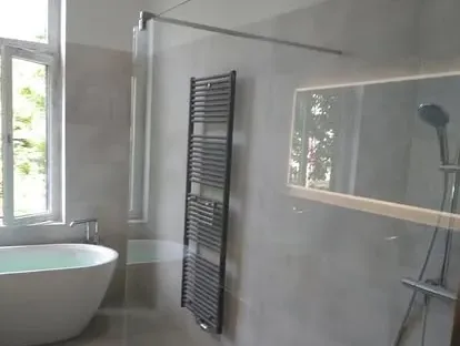 Afgewerkte badkamer na renovatie door KOZ BOUW BV in de regio Den Haag.