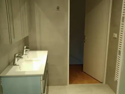 Maatwerk sanitair en tegelwerk in een gerenoveerde badkamer.