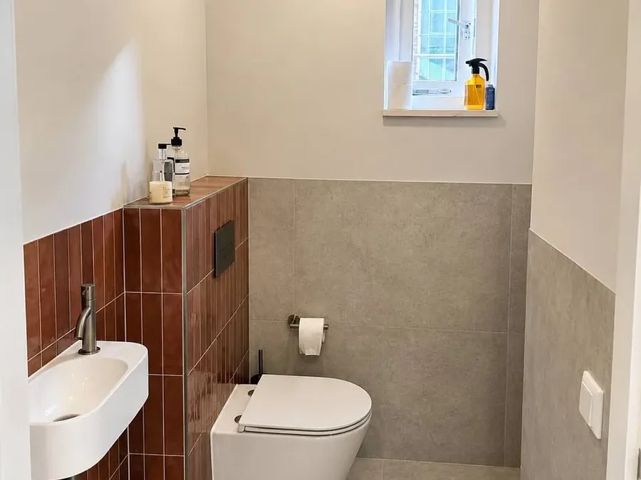 Maatwerk sanitair en tegelwerk in een gerenoveerde badkamer.