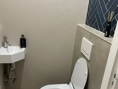 Afgewerkte badkamer na renovatie door KOZ BOUW BV in de regio Den Haag.