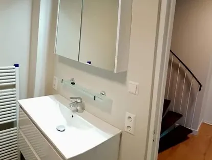 Maatwerk sanitair en tegelwerk in een gerenoveerde badkamer.