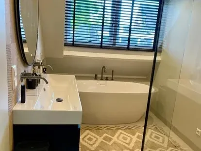 Afgewerkte badkamer na renovatie door KOZ BOUW BV in de regio Den Haag.