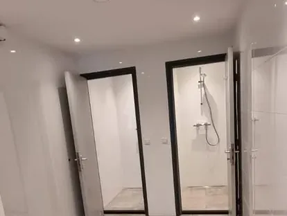 Afgewerkte badkamer na renovatie door KOZ BOUW BV in de regio Den Haag.