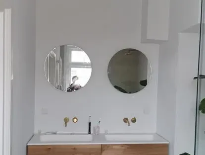 Maatwerk sanitair en tegelwerk in een gerenoveerde badkamer.
