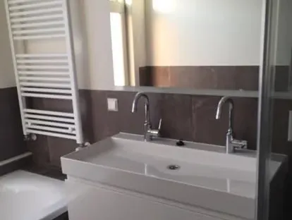 Afgewerkte badkamer na renovatie door KOZ BOUW BV in de regio Den Haag.
