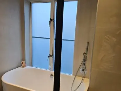 Afgewerkte badkamer na renovatie door KOZ BOUW BV in de regio Den Haag.