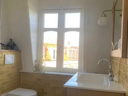 Afgewerkte badkamer na renovatie door KOZ BOUW BV in de regio Den Haag.