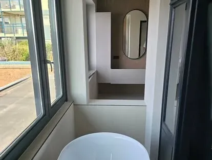 Maatwerk sanitair en tegelwerk in een gerenoveerde badkamer.