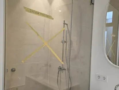 Afgewerkte badkamer na renovatie door KOZ BOUW BV in de regio Den Haag.
