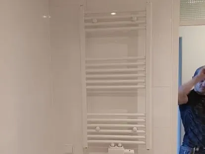 Maatwerk sanitair en tegelwerk in een gerenoveerde badkamer.