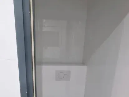 Badkamerrenovatie met zorgvuldig afgestemd sanitair, tegelwerk en verlichting.