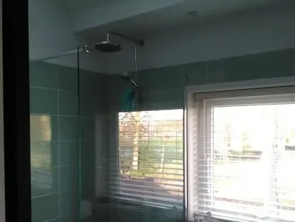 Afgewerkte badkamer na renovatie door KOZ BOUW BV in de regio Den Haag.