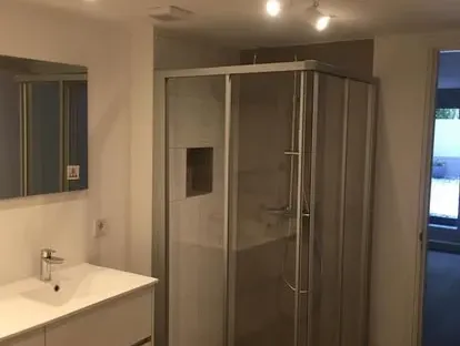 Afgewerkte badkamer na renovatie door KOZ BOUW BV in de regio Den Haag.