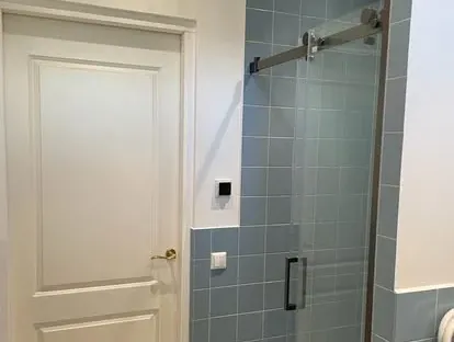 Afgewerkte badkamer na renovatie door KOZ BOUW BV in de regio Den Haag.