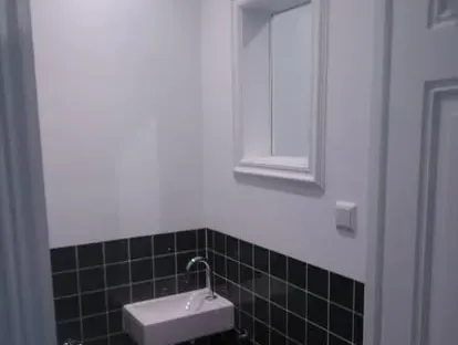 Maatwerk sanitair en tegelwerk in een gerenoveerde badkamer.