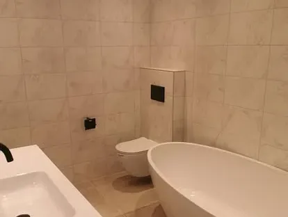 Afgewerkte badkamer na renovatie door KOZ BOUW BV in de regio Den Haag.