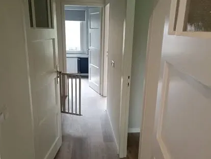 Badkamerrenovatie met zorgvuldig afgestemd sanitair, tegelwerk en verlichting.