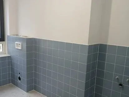 Badkamerrenovatie met zorgvuldig afgestemd sanitair, tegelwerk en verlichting.