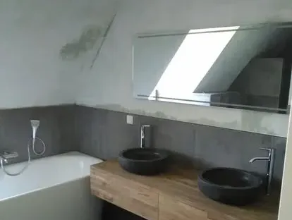 Afgewerkte badkamer na renovatie door KOZ BOUW BV in de regio Den Haag.