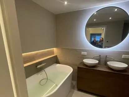 Afgewerkte badkamer na renovatie door KOZ BOUW BV in de regio Den Haag.