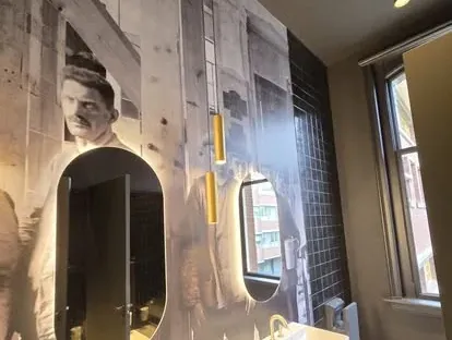 Maatwerk sanitair en tegelwerk in een gerenoveerde badkamer.
