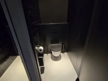 Maatwerk sanitair en tegelwerk in een gerenoveerde badkamer.