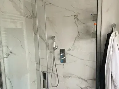 Afgewerkte badkamer na renovatie door KOZ BOUW BV in de regio Den Haag.