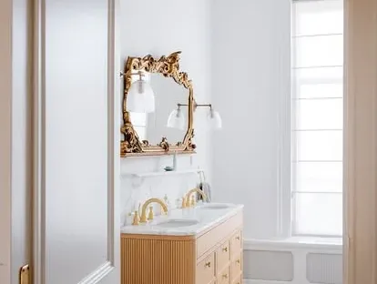 Badkamerrenovatie met zorgvuldig afgestemd sanitair, tegelwerk en verlichting.
